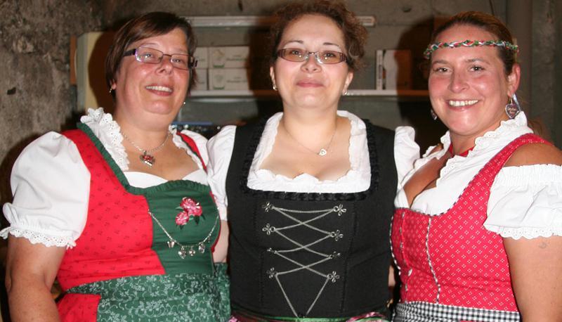 Dirigentin Iris Otte-Rieger sowie die S&auml;ngerinnen Monika Rauscher und Anja Kacner (von links) haben sich f&uuml;rs Kellerfest in fesche Dirndl geworfen. 
Foto: Manfred M&uuml;ller
