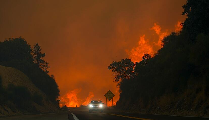 In Kalifornien brennt ein sich schnell ausbreitendes Feuer unkontrolliert.
