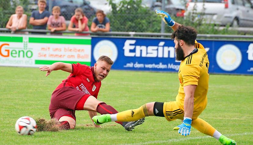 Der Gommersdorfer Angreifer Torben G&ouml;tz (links) scheitert an an Friedrichstals Torh&uuml;ter Patrick Haumann.Foto: Marc Schmerbeck