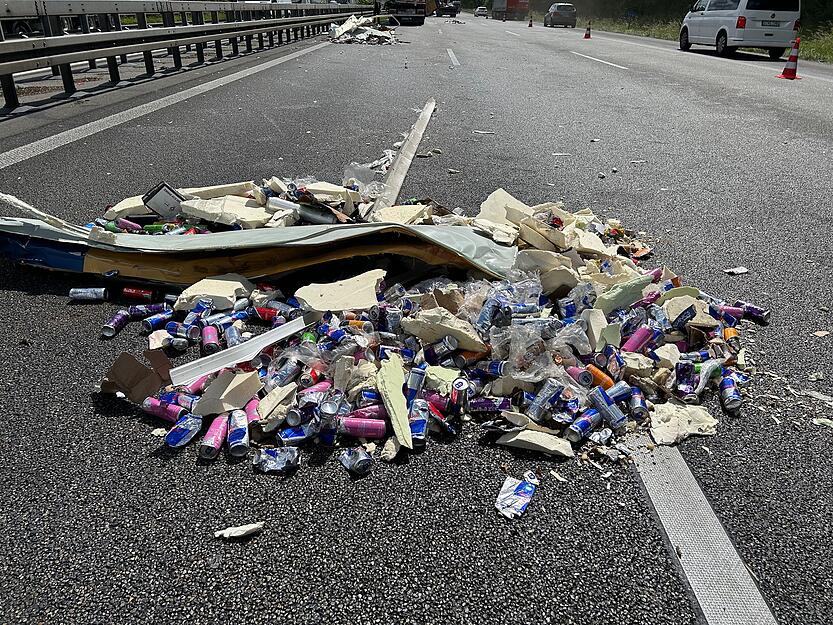Laut Polizei verlor ein Lkw Hunderte Energy-Drink-Dosen.