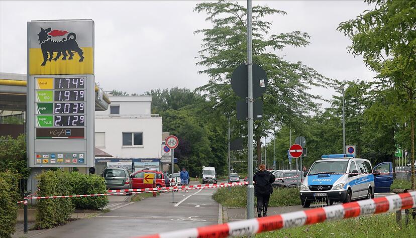 An einer Konstanzer Tankstelle ist mehrmals geschossen worden. Ein Mann wurde getroffen und schwer verletzt. An einer Konstanzer Tankstelle ist mehrmals geschossen worden. Ein Mann wurde getroffen und schwer verletzt.