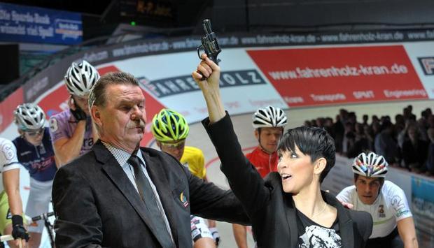 Unter Anleitung von Organisator Frank Minder gibt Nena den Startschuss ab.