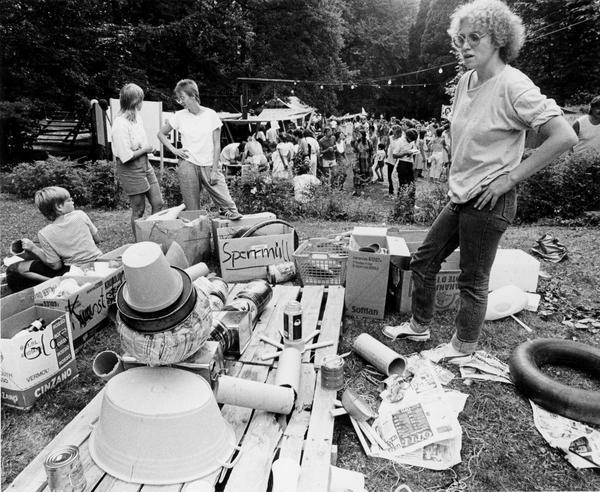 1986. Das Festgelände ist auch Platz für den Flohmarkt.