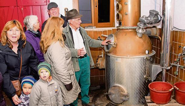 In der Kleinbrennerei von Kurt (rechts)) und Martin Hoffmann k&ouml;nnen die Besucher einen reinen Apfelschnaps vom Golden Delicious verkosten.Foto: Gustav D&ouml;ttling