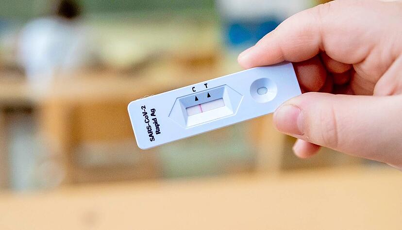 Ab 19. April m&uuml;ssen an den Schulen alle Besch&auml;ftigten und Sch&uuml;ler in Pr&auml;senz zweimal w&ouml;chentlich auf das Coronavirus getestet werden.
Foto: dpa