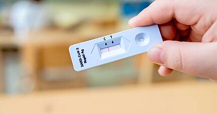 Ab 19. April müssen an den Schulen alle Beschäftigten und Schüler in Präsenz zweimal wöchentlich auf das Coronavirus getestet werden.
Foto: dpa Ab 19. April müssen an den Schulen alle Beschäftigten und Schüler in Präsenz zweimal wöchentlich auf das Coronavirus getestet werden.
Foto: dpa