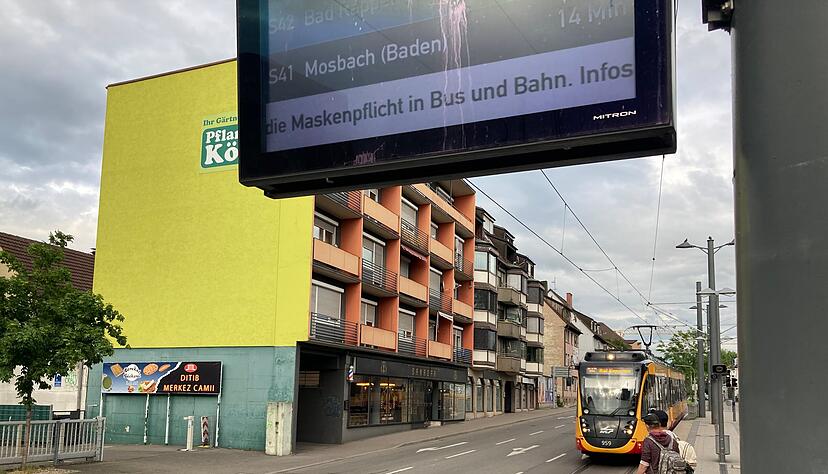 Die Anzeigetafeln weisen auf die weiterhin in der Stadtbahn bestehende Maskenpflicht hin, wie hier an der Haltestelle "Heilbronn Theater". Au&szlig;erdem sind gro&szlig;e Aufkleber an den Fahrzeug-T&uuml;ren angebracht.
 Foto: Adrian Hoffmann