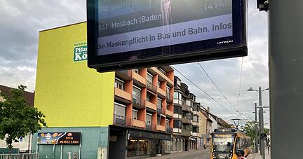 Die Anzeigetafeln weisen auf die weiterhin in der Stadtbahn bestehende Maskenpflicht hin, wie hier an der Haltestelle "Heilbronn Theater". Au&szlig;erdem sind gro&szlig;e Aufkleber an den Fahrzeug-T&uuml;ren angebracht.
 Foto: Adrian Hoffmann