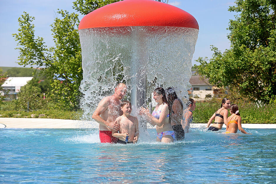 Sommerliches Maiwochenende: Die Menschen in der Region Heilbronn genießen die Sonne im Freibad