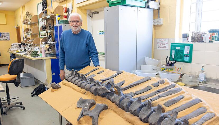 Jeremy Lockwood mit Fossilien von Istiorachis macarthurae