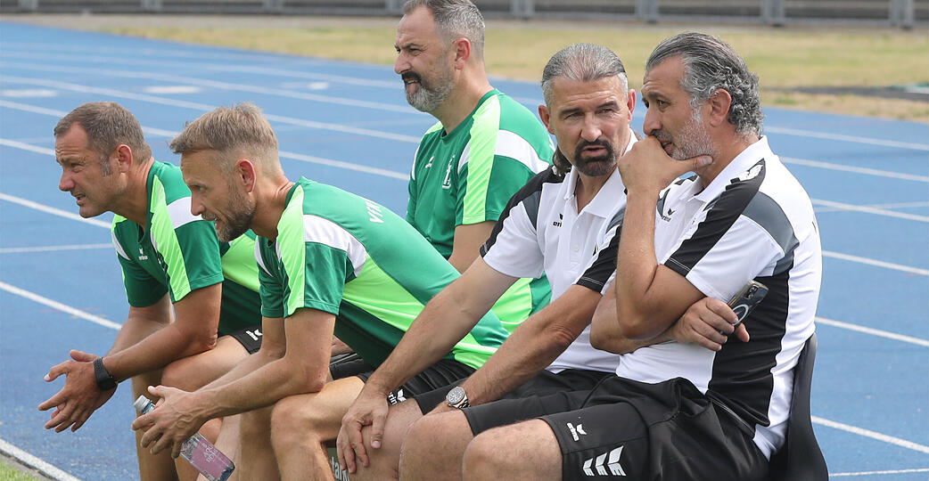 Trainer Markus Lang (links) ist nicht mehr Trainer des VfR Heilbronn. VfR-Vorstand Onur Celik (von rechts) baut nun auf Teammanager Zdenko Juric als Interims-Coach wie auch auf Torwart-Trainer Sven Seeg und Co-Trainer Matteo Battista.