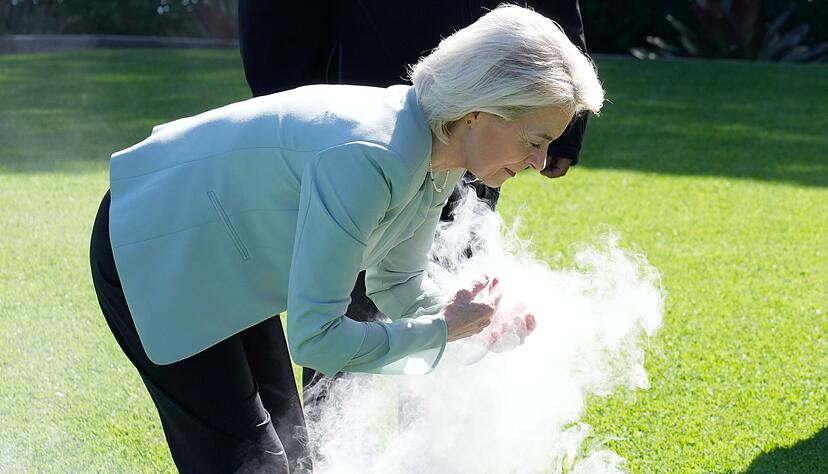 Auf ihrer Australien-Reise nahm von der Leyen auch an einer traditionellen Rauchzeremonie der Aborigines im Admiralty House in Sydney teil. Der Rauch soll unter anderem b&ouml;se Geister vertreiben.