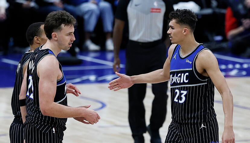 Zwei Europameister mit gutem Start: Franz Wagner (links) und Tristan da Silva haben mit den Magic den Auftakt in die Playoffs gewonnen.