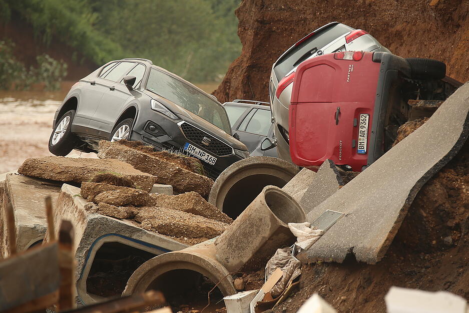 Autos liegen in einem ausgespültem Teil des Ortsteils Blessem. +++ dpa-Bildfunk +++ Autos liegen in einem ausgespültem Teil des Ortsteils Blessem. +++ dpa-Bildfunk +++