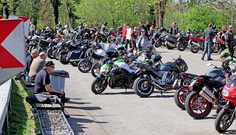 Bei schönem Wetter, wie am vergangenen Wochenende, ist in der Saison die Löwensteiner Platte an der B39 mit Motorradfahrern und Bikes übersät, Bei schönem Wetter, wie am vergangenen Wochenende, ist in der Saison die Löwensteiner Platte an der B39 mit Motorradfahrern und Bikes übersät,