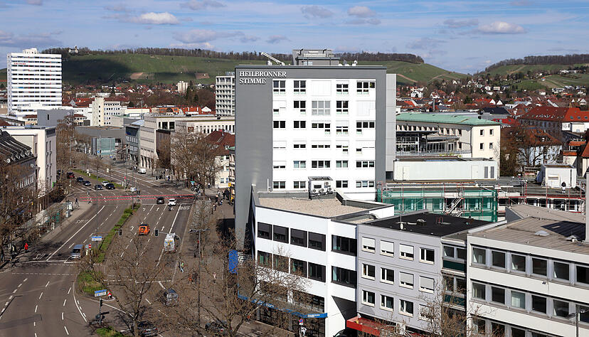1957 wird das Verlagsgebäude an der Heilbronner Allee um das Stimme-Hochhaus erweitert. Bis heute arbeitet hier die Mehrzahl der Mitarbeiterinnen und Mitarbeiter. 1957 wird das Verlagsgebäude an der Heilbronner Allee um das Stimme-Hochhaus erweitert. Bis heute arbeitet hier die Mehrzahl der Mitarbeiterinnen und Mitarbeiter.