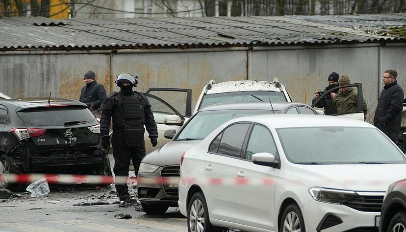 Unter dem Wagen soll eine Haftmine explodiert sein.