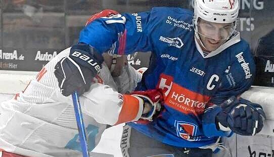 In der Mangel: Frederik Cabana unterlag mit den Falken beim ECDC. 
Foto: Berger