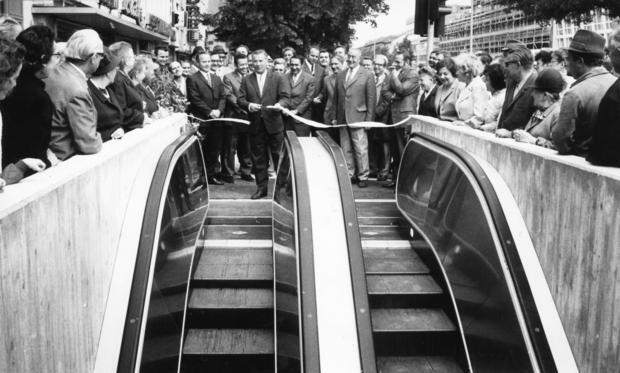 1971: Oberbürgermeister Dr. Hans Hoffmann durchschneidet das Band: Start frei zur Unterführung bei der Hafenmarktpassage. Die Rolltreppen der kleine Harmonie-Unterführung können stündlich bis zu 24 000 Menschen befördern. Bei den Bauarbeiten stieß man auf harten Widerstand: Die alte Stadtmauer musste durchbrochen werden. 1971: Oberbürgermeister Dr. Hans Hoffmann durchschneidet das Band: Start frei zur Unterführung bei der Hafenmarktpassage. Die Rolltreppen der kleine Harmonie-Unterführung können stündlich bis zu 24 000 Menschen befördern. Bei den Bauarbeiten stieß man auf harten Widerstand: Die alte Stadtmauer musste durchbrochen werden.