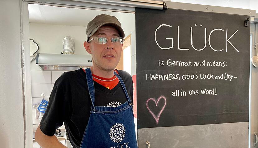 Matthias Bück vor der Küche im Café Glück in Bangkok. Hier hat der Schwabe neue Arbeit gefunden.