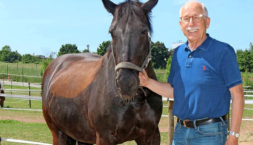 Wolfgang Beger mit dem 22-jährigen Wallach Doran: Der Friesen-Welsh-Mix wird auch im therapeutischen Reiten eingesetzt, das seit 2006 ebenso wie Stall und Schulbetrieb zertifiziert ist.
Foto: Ute Plückthun Wolfgang Beger mit dem 22-jährigen Wallach Doran: Der Friesen-Welsh-Mix wird auch im therapeutischen Reiten eingesetzt, das seit 2006 ebenso wie Stall und Schulbetrieb zertifiziert ist.
Foto: Ute Plückthun