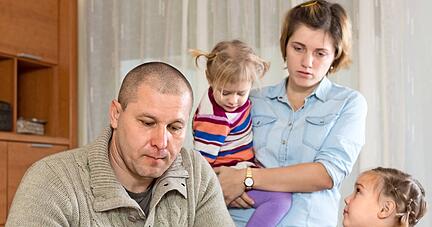 Rechnen, ob das Geld noch reicht. In vielen Familien ist das angesichts von Inflation und steigenden Energiepreisen zur ständigen Übung geworden. Sozialverbände fordern einen Sozialgipfel, um das Armutsrisiko zu senken. 
Foto: JackF/stock.adobe.com
