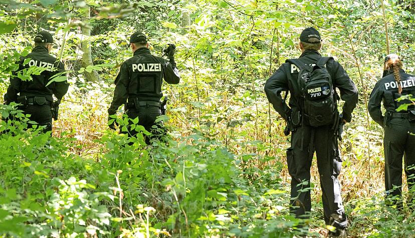 Wenige Tage nach dem Mord an einer Frau aus Eppingen durchsuchen Polizisten in Ingolstadt ein Waldstück nach Spuren und Gegenständen. Die Frau war tot auf dem Rücksitz eines Mercedes gefunden worden.
Foto: dpa Wenige Tage nach dem Mord an einer Frau aus Eppingen durchsuchen Polizisten in Ingolstadt ein Waldstück nach Spuren und Gegenständen. Die Frau war tot auf dem Rücksitz eines Mercedes gefunden worden.
Foto: dpa