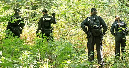 Wenige Tage nach dem Mord an einer Frau aus Eppingen durchsuchen Polizisten in Ingolstadt ein Waldstück nach Spuren und Gegenständen. Die Frau war tot auf dem Rücksitz eines Mercedes gefunden worden.
Foto: dpa Wenige Tage nach dem Mord an einer Frau aus Eppingen durchsuchen Polizisten in Ingolstadt ein Waldstück nach Spuren und Gegenständen. Die Frau war tot auf dem Rücksitz eines Mercedes gefunden worden.
Foto: dpa