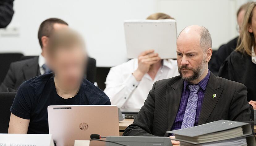 19 Verteidiger sind bei dem Prozess anwesend. 19 Verteidiger sind bei dem Prozess anwesend.