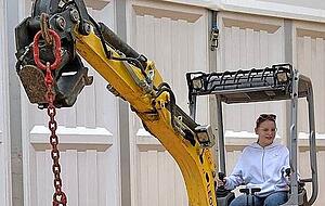 Jana Hanold beweist eine ruhige Hand beim Baggerfahren.