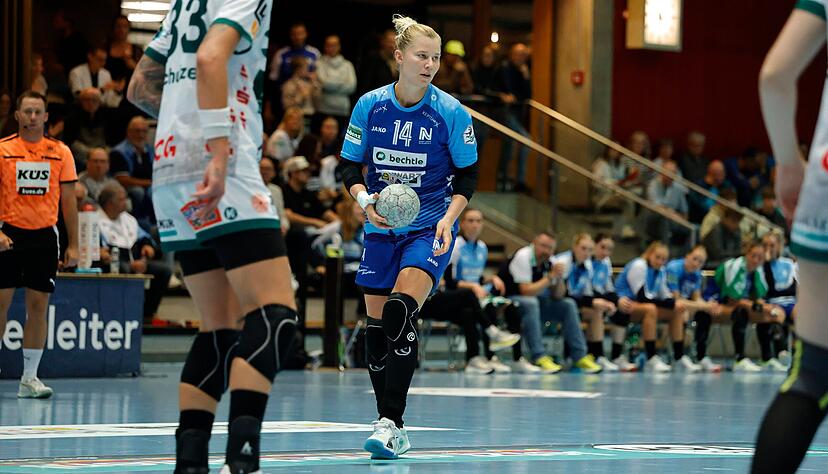 Kamila Kordovsk&aacute; (am Ball) k&ouml;nnte am Mittwoch gegen den VfL Oldenburg ihr Comeback nach drei Partien bestreiten. Ihre Handprellung hat die Tschechin weitgehend &uuml;berstanden.