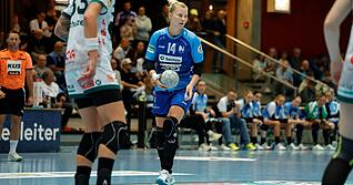 Kamila Kordovsk&aacute; (am Ball) k&ouml;nnte am Mittwoch gegen den VfL Oldenburg ihr Comeback nach drei Partien bestreiten. Ihre Handprellung hat die Tschechin weitgehend &uuml;berstanden.