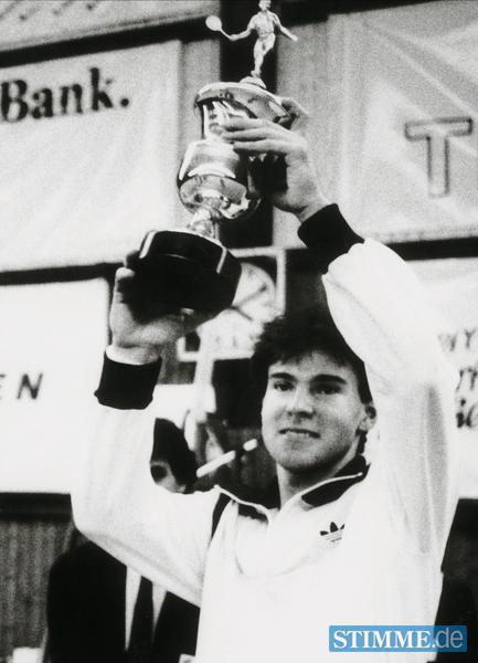 Zusammengestellt von Archiv und Dokumentation der Heilbronner Stimme 
1984: Udo Riglewski ist der erste Sieger der 1. Heilbronn Open. Er besiegt Klaus Eberhard mit 6:4, 0:6 und 6:4. Zusammengestellt von Archiv und Dokumentation der Heilbronner Stimme 
1984: Udo Riglewski ist der erste Sieger der 1. Heilbronn Open. Er besiegt Klaus Eberhard mit 6:4, 0:6 und 6:4.