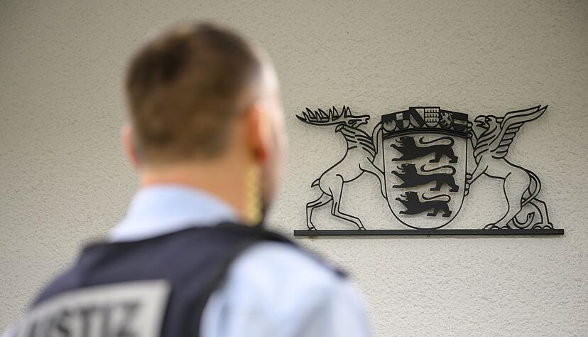 Justizwachtmeister sehen sich nicht gut ausger&uuml;stet.