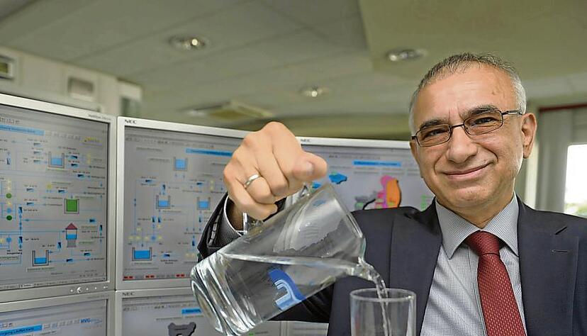 HVG-Geschäftsführer Ataman Turanli in der Leitzentrale mit der Übersicht für Brunnen, Quellen, Pumpen und Wasserbehälter. Noch ist die Trinkwasserversorgung in Heilbronn gewährleistet, sagt er. Den Klimawandel aber spürt die HVG.Fotos: Mario Berger HVG-Geschäftsführer Ataman Turanli in der Leitzentrale mit der Übersicht für Brunnen, Quellen, Pumpen und Wasserbehälter. Noch ist die Trinkwasserversorgung in Heilbronn gewährleistet, sagt er. Den Klimawandel aber spürt die HVG.Fotos: Mario Berger
