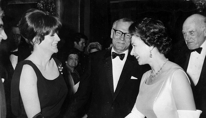 Smith, hier mit K&ouml;nigin Elizabeth II., geh&ouml;rte zu den gro&szlig;en Schauspielerinnen. (Archivfoto)