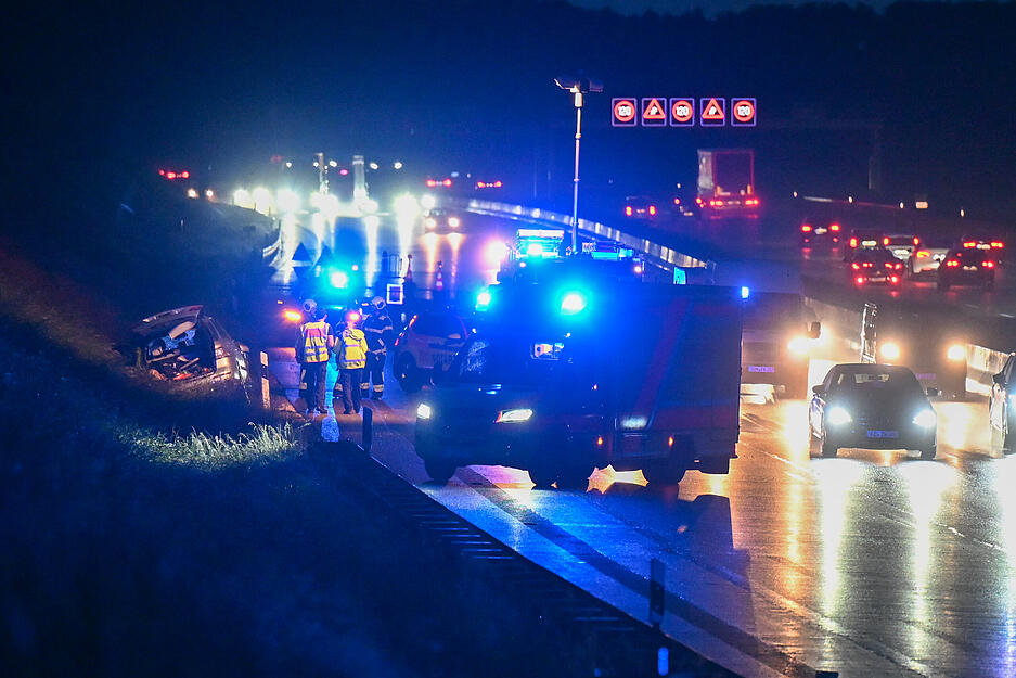 Ein Auto liegt nach einem Unfall neben der Autobahn 8 bei Merklingen. Nach Angaben eines Polizeisprechers kam es wegen Starkregens zu zwei Unfällen auf dem Streckenabschnitt zwischen Ulm und Merklingen. Ein Auto liegt nach einem Unfall neben der Autobahn 8 bei Merklingen. Nach Angaben eines Polizeisprechers kam es wegen Starkregens zu zwei Unfällen auf dem Streckenabschnitt zwischen Ulm und Merklingen.