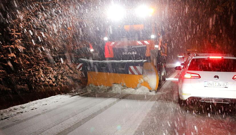Im Erzgebirge räumte der Winterdienst den Schnee von den Straßen.