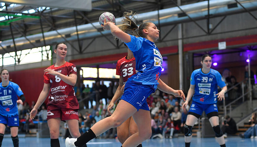 Angunn Gudmestad und die Sport-Union Neckarsulm kennen die HSG Bensheim/Auerbach um Lena Degenhardt (links) und Lucie-Marie Kretzschmar (verdeckt) bestens. Beide Mannschaften treffen am Samstag bereits zum vierten Mal in dieser Spielzeit aufeinander.