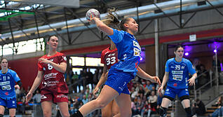 Angunn Gudmestad und die Sport-Union Neckarsulm kennen die HSG Bensheim/Auerbach um Lena Degenhardt (links) und Lucie-Marie Kretzschmar (verdeckt) bestens. Beide Mannschaften treffen am Samstag bereits zum vierten Mal in dieser Spielzeit aufeinander.