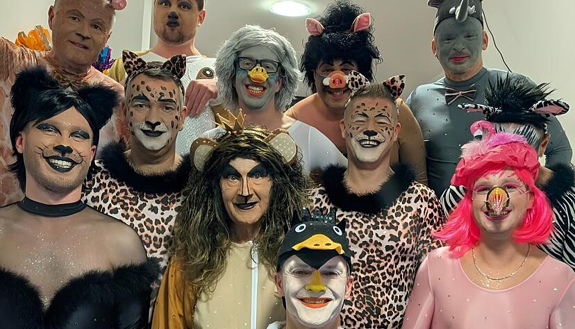 So verkleidet treten die Staufersternchen in diesem Jahr bei den Prunksitzungen der Wimpfener Faschingsgesellschaft auf. Der L&ouml;we Reinhold Bauer steht hinter dem Pinguin.