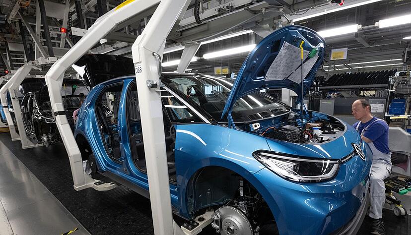 Ein Modell der neuen Generation des ID.3 wird im Werk von Volkswagen in Zwickau montiert.