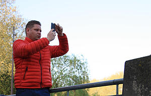 K&uuml;nstler Christopher Hopp l&auml;sst sich vom sch&ouml;nen Morgenlicht inspirieren.