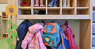 Kleidung von Kindern hängt in einer Kita / Kindergarten. (zu dpa: «IW: Kitagebühren für unter Dreijährige könnten 2025 stark ansteigen») +++ dpa-Bildfunk +++ Kleidung von Kindern hängt in einer Kita / Kindergarten. (zu dpa: «IW: Kitagebühren für unter Dreijährige könnten 2025 stark ansteigen») +++ dpa-Bildfunk +++