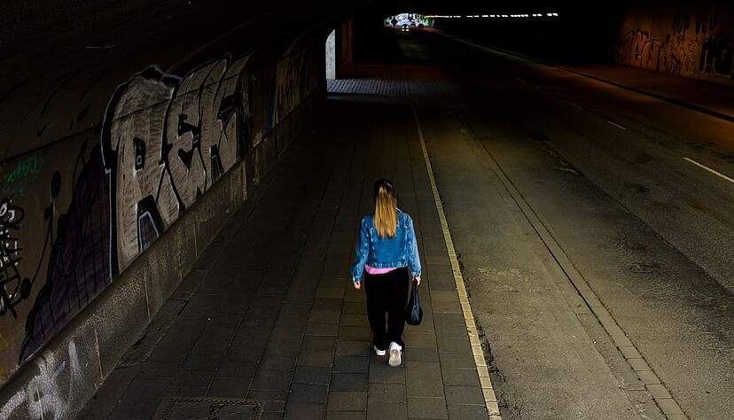 Die Polizei gibt pr&auml;ventive Verhaltenstipps, mit denen sich Menschen, die nachts unterwegs sind, besser sch&uuml;tzen k&ouml;nnen.