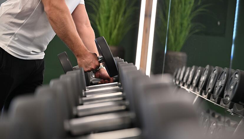 Ran an die Hanteln: Deutschlands Fitnessstudios haben immer mehr Mitglieder - aber kommen die auch immer? (Archivbild)