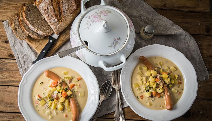 Klassisch gehört in die Kartoffelsuppe eine Wurst - Food-Bloggerin Emma Prolic plädiert dafür, diese gleich in der Suppe mit zu erwärmen. Klassisch gehört in die Kartoffelsuppe eine Wurst - Food-Bloggerin Emma Prolic plädiert dafür, diese gleich in der Suppe mit zu erwärmen.