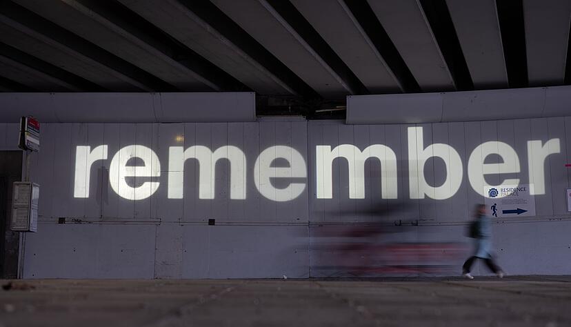 An Unterf&uuml;hrung an der Metrostation Maalbeek, an der am 22. M&auml;rz 2016 einer der Terroranschlag stattfand, wird derzeit das englische Wort &laquo;remember&raquo; die Wand projiziert und damit zum Erinnern angeregt.
