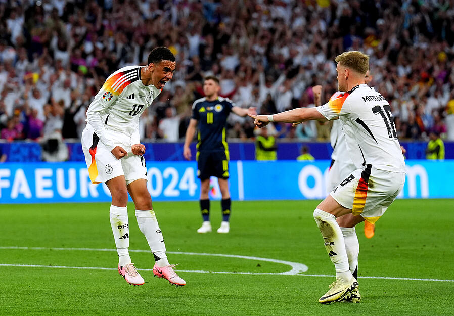 Jamal Musiala: Er spielte anfangs rechts vorne, wechselte mit dem anderen Ballzauberer Florian Wirtz aber auch die Seiten. In der 19. Minute war Musiala links unterwegs und schoss mit dem rechten Fuß das 2:0. In der 73. Minute unter viel Beifall gegen Thomas Müller ausgewechselt.
Note: 1-2