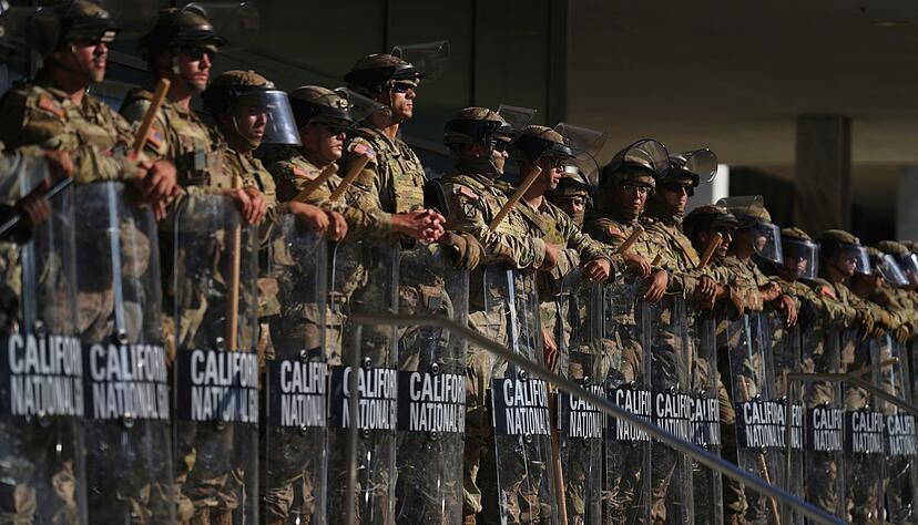 Die Soldaten der kalifornischen Nationalgarde treffen nach und nach ein und sollen nach Trumps Willen so lange in der Stadt bleiben, bis es keine Gefahr mehr gebe.